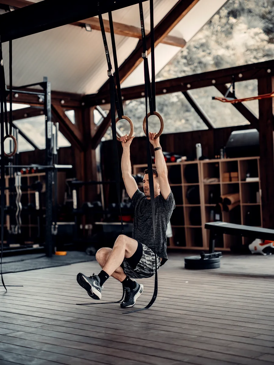 Guest training on gymnastics rings in the outdoor gym