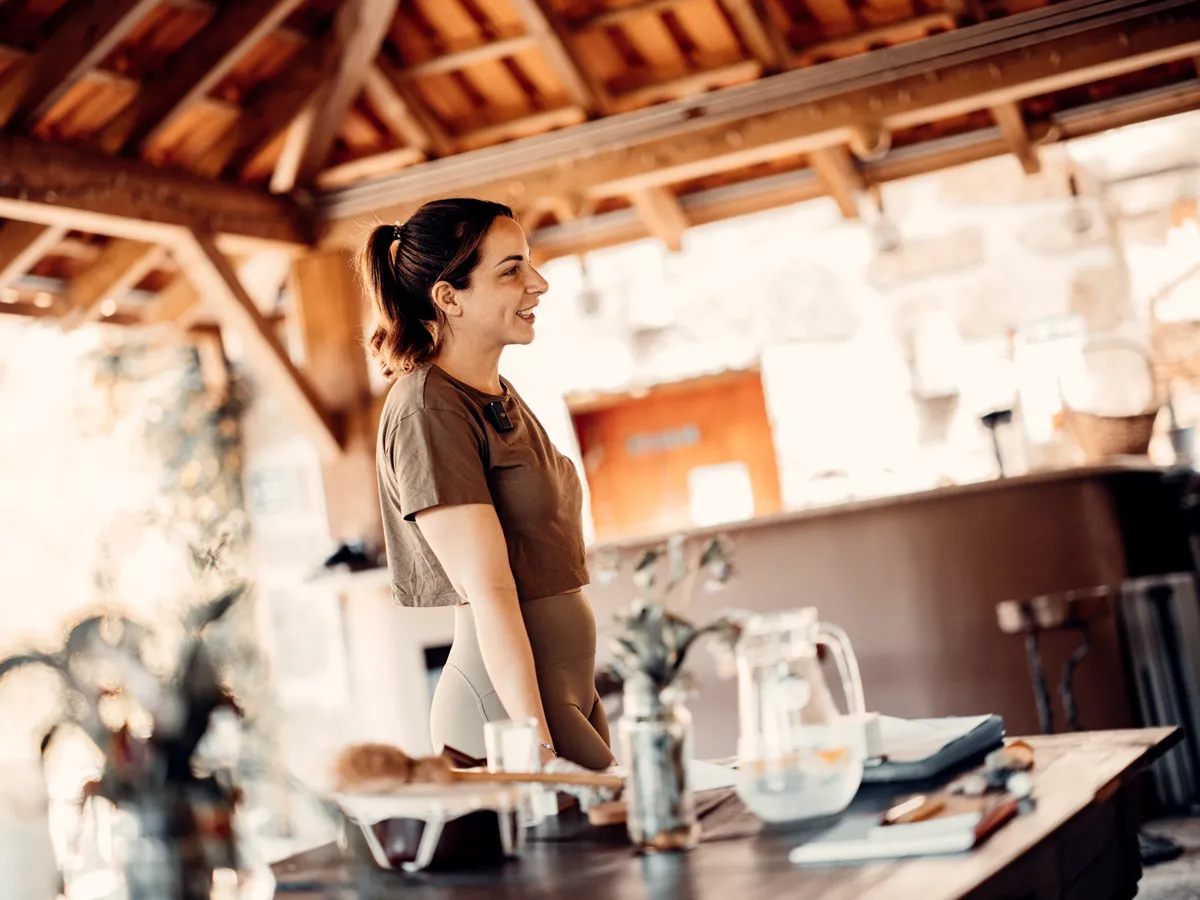 Claire Napolitano leading a coaching session at Elysium Retreats, Quinta do Rabaçal